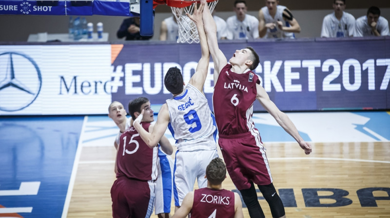 Roberts Blumbergs: 18 punkti un 9 atlēkušās bumbas U18 izlases spēlē ar Bosnijas izlasi.
Foto: FIBA.com