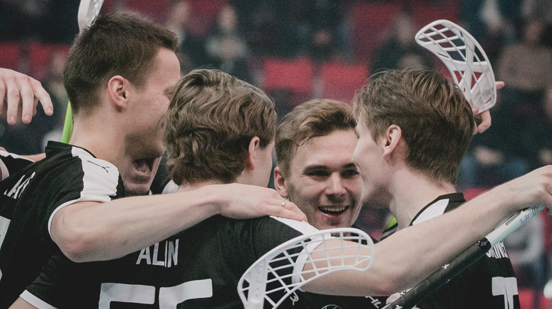 Artis Raitums kopā ar maiņas biedriem priecājas par vārtu guvumu
Foto: Mari Hietala