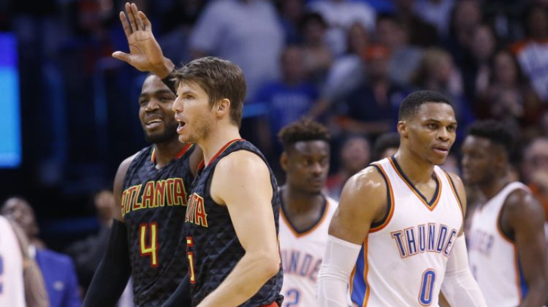 "Hawks" spēlētāji un Rasels Vestbruks
Foto: AP/Scanpix