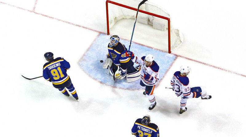"Oilers" brīdi pēc vārtu gūšanas pret "Blues" 
Foto: Sipa USA/Scanpix