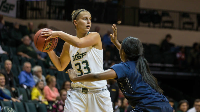 Kitija Laksa: 19 punkti uzvarā pār "Santa Clara" basketbolistēm
Foto: USF