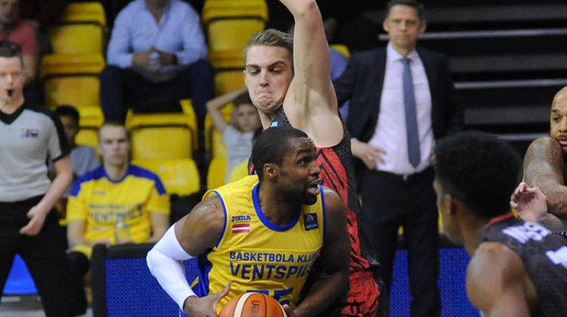 Folerins Kempbels pret Rolandu Freimani
Foto: FIBA Champions League
