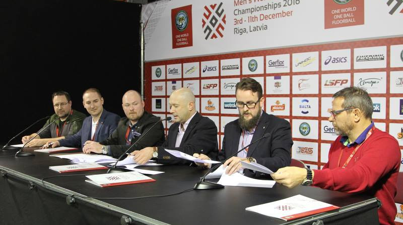 Sešu valstu florbola federāciju vadītāji paraksta vienošanos par turnīra rīkošanu
Foto: Rune Halvorsen, innebandymagazinet.se