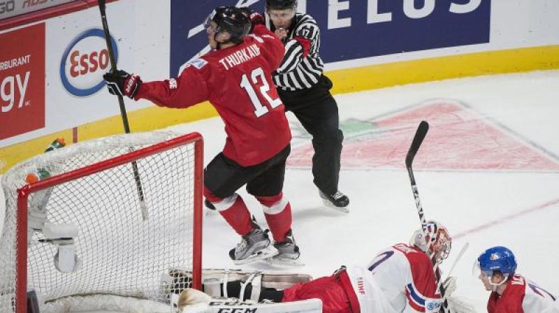Šveices hokejists Kalvins Turko pēc vārtu guvuma pret Čehiju
Foto: AP/Scanpix