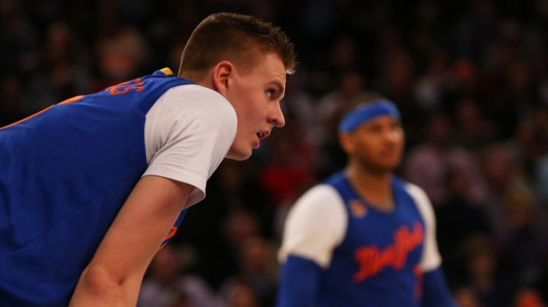 Kristaps Porziņģis un fonā šonakt no spēles izraidītais Karmelo Entonijs
Foto: AFP/Scanpix