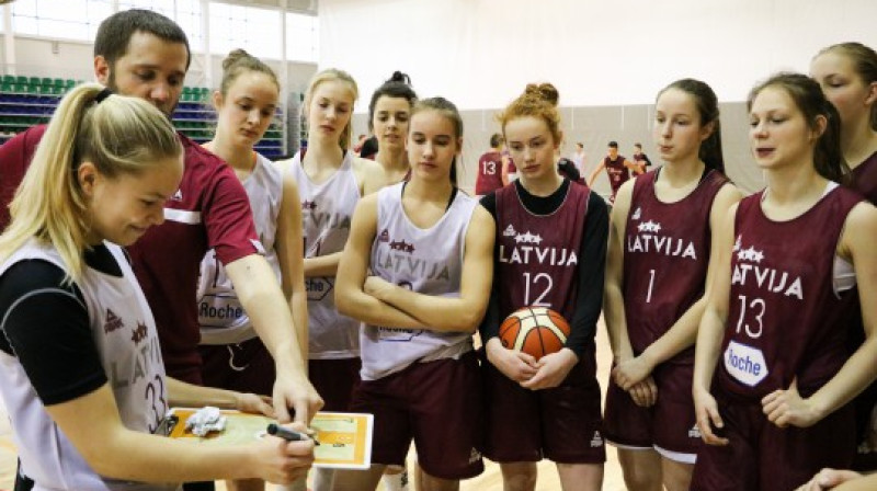 Latvijas U16 izlases kandidātes.
Foto: Gints Jankovskis