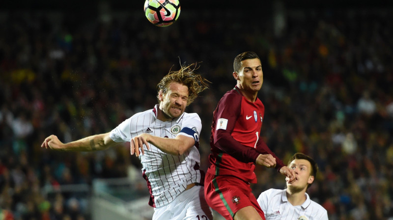 Krištianu Ronaldu divcīņa ar Latvijas valstsvienības kapteini Kasparu Gorkšu
Foto: AFP/Scanpix