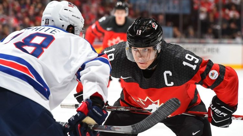 ASV uzbrucējs Kolins Vaits pret Kanādas kapteini Dilanu Stroumu
Foto: Matt Zambonin/HHOF-IIHF Images