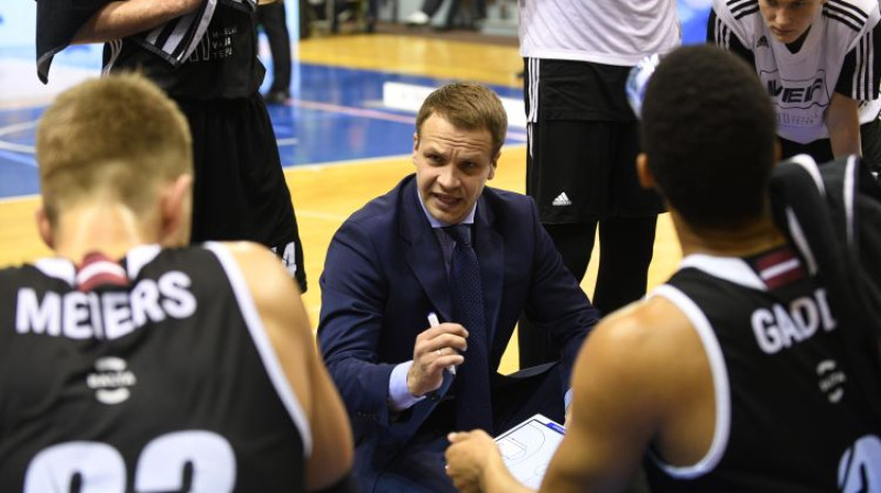 VEF galvenais treneris Jānis Gailītis nodod instrukcijas
Foto: Romāns Kokšarovs/F64