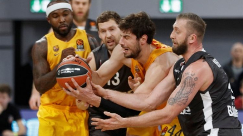 Jānis Strēlnieks (pa vidu) cīņā pret "Barcelona"
Foto: Euroleague.net