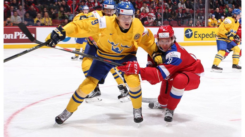 Kirils Urakovs pret Gabrielu Karlsonu
Foto: IIHF