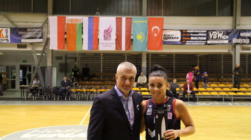 "Vega 1/Liepāja" kapteine Kristīne Silarāja un EEWBL prezidents Igo Zanders
Foto: EEWBL