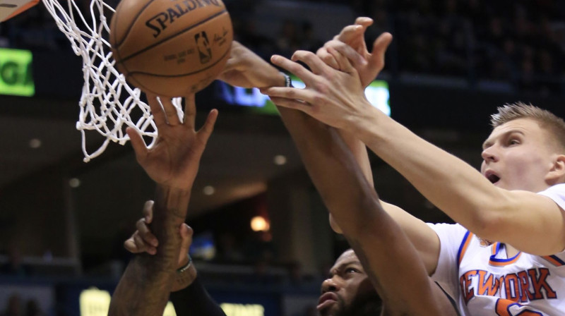 Kristaps Porziņģis pret Gregu Monro
Foto: AP/Scanpix