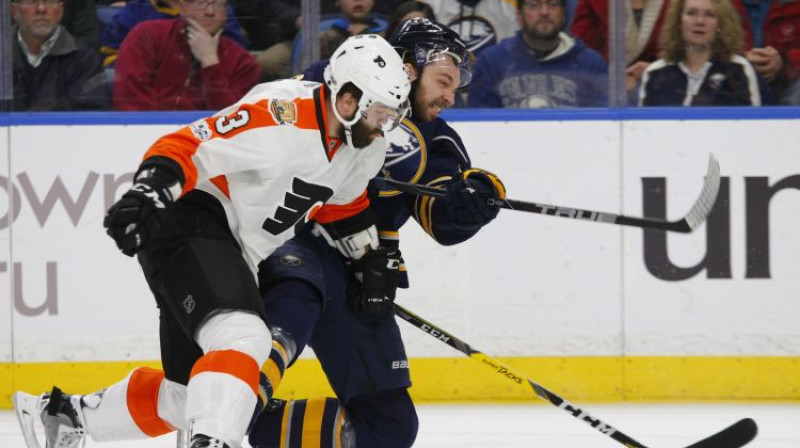 Zemgus Girgensons pret Ivanu Provorovu mačā pret "Flyers"
Foto: AP/Scanpix