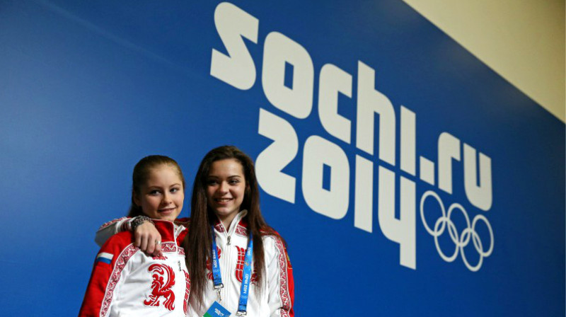Soču olimpiādes veiksminieces - komandu sacensību čempione Jūlija Ļipņicka un individuālā čempione Adelīna Sotņikova
Foto: ITAR-TASS / Scanpix
