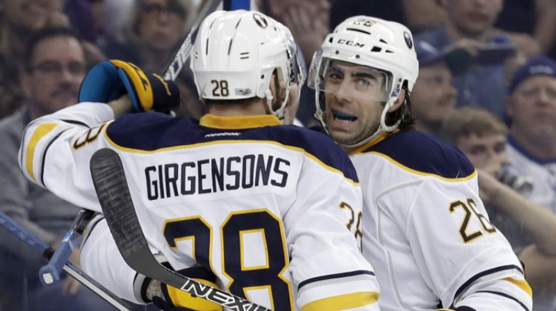 Zemgus Girgensons un Mets Mulsons atzīmē spēles pirmo vārtu guvumu
Foto: AP/Scanpix