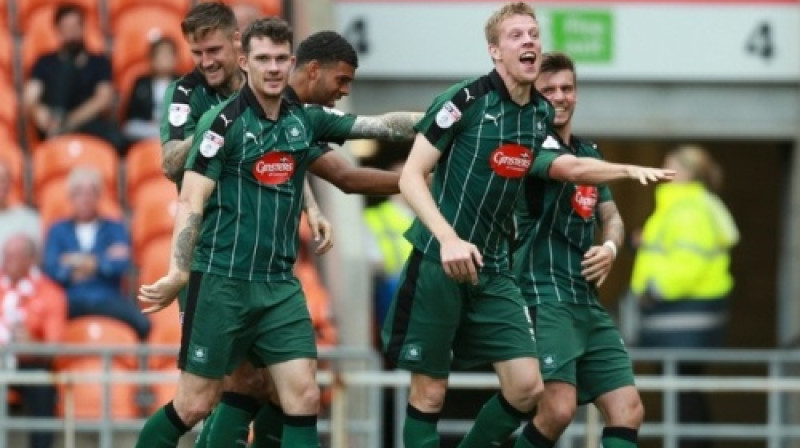 Nauris Bulvītis kopā ar komandas biedriem
Foto: plymouthherald.co.uk