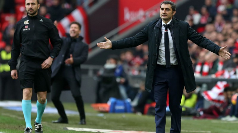 "Athletic" treneris Ernesto Valverde un fonā Djego Simeone
Foto: AFP/Scanpix