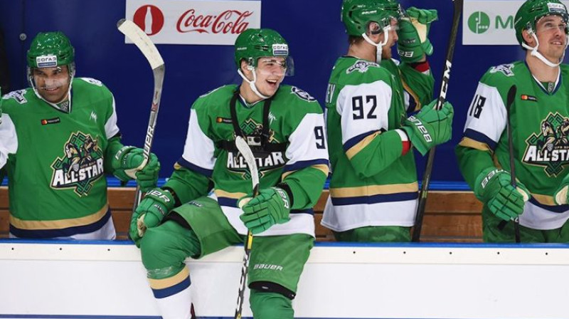Andrejs Altibarmakjans priecājas par komandas panākumu
Foto: KHL/Twitter