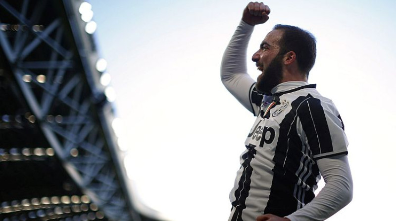 ''Juventus'' labākais snaiperis  Gonsalo Igvains šodien papildināja savu gūto vārtu kontu
Foto: AFP/Scanpix