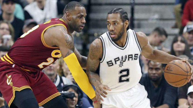 Lebrons Džeimss pret Kavai Lenardu
Foto: Edward A. Ornelas/San Antonio Express-News