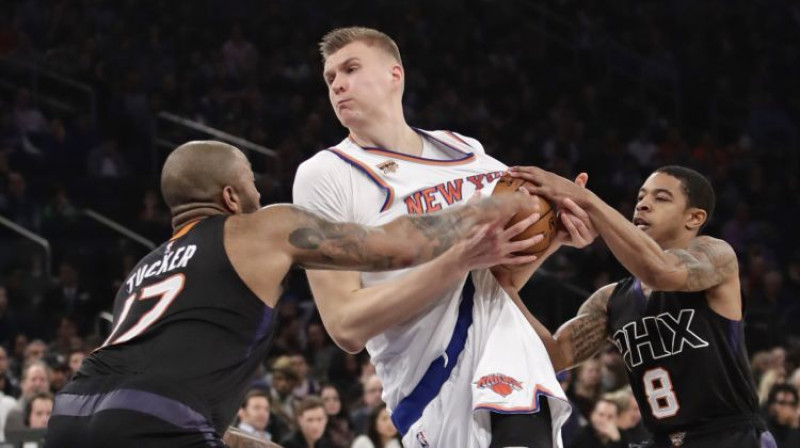 Kristaps Porziņģis cīņā ar Fīniksas aizsardzību
Foto: AP/Scanpix