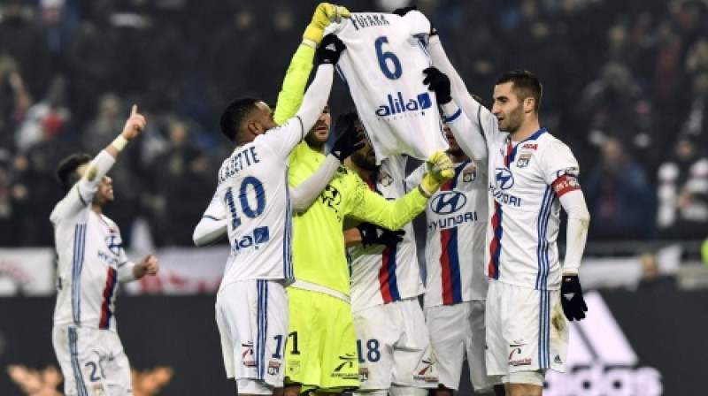 Lionas "Olympique" pirmos vārtus veltīja komandas biedram, kurš šonedēļ tikai 25 gadu vecumā beidza karjeru
Foto: AFP/Scanpix