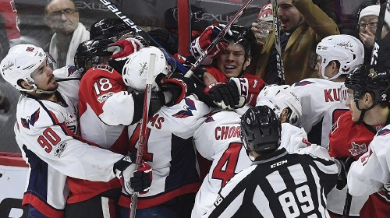 Asumi starp Otavas "Senators" un Vašingtonas "Capitals"
Foto: AP/Scanpix