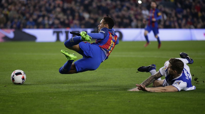 "Real Sociedad" neizmanto iespēju gūt vārtus un pēc pusminūtes pārkāpj noteikumus pret Neimāru savā soda laukumā
Foto: AP/Scanpix
