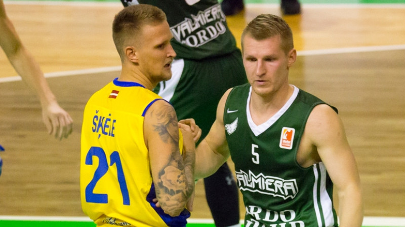 Pērnās sezonas komandas biedri Aigars Šķēle un Jānis Kaufmanis nu jau pretējās frontēs
Foto: Edgars Vaivads / bkvalmiera.lv