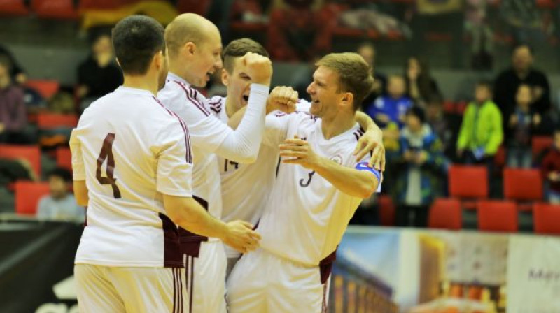 Latvijas telpu futbolisti atzīmē gūtos vārtus
Foto: LFF