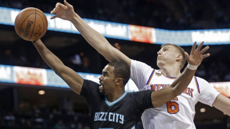 Kristaps Porziņģis bloķē "Hornets" spēlētāja Ramona Sešonsa metienu
Foto: AP/Scanpix