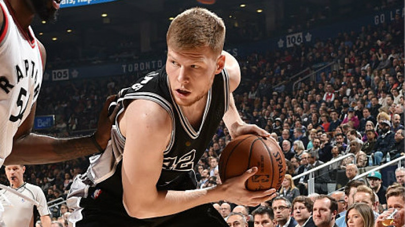 Foto: Ron Turenne / GettyImages, Spurs.com