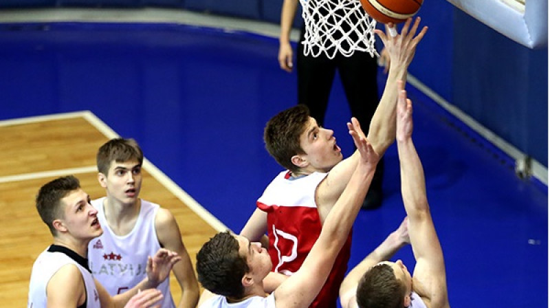 Latvijas U16 izlasei cīņā pie groziem nācās atzīt Turcijas kadetu pārākumu.
Foto: TBF.org