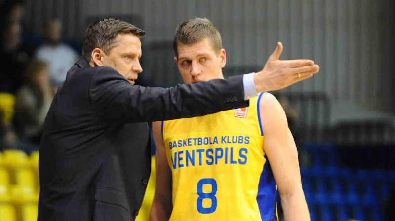 Kārlis Muižnies dod norādījumus Mārim Ziediņam
Foto: bkventspils.lv