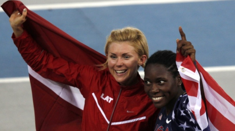Ineta Radēviča un 2011. gada pasaules čempione Britnija Rīza
Foto: AP/Scanpix