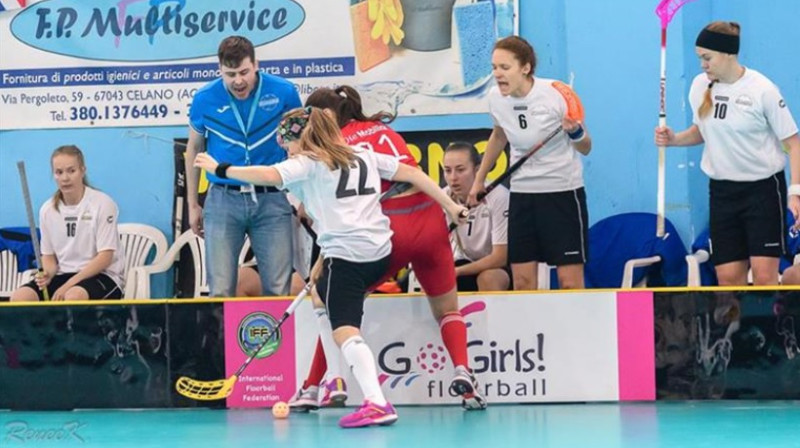 Igaunietes cenšas pretoties Šveicei
Foto: IFF Floorball