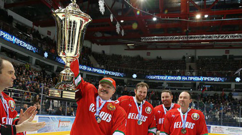 Aleksandrs Lukašenko un viņa komanda desmito reizi triumfē Ziemassvētku turnīrā 
Foto: belta.by