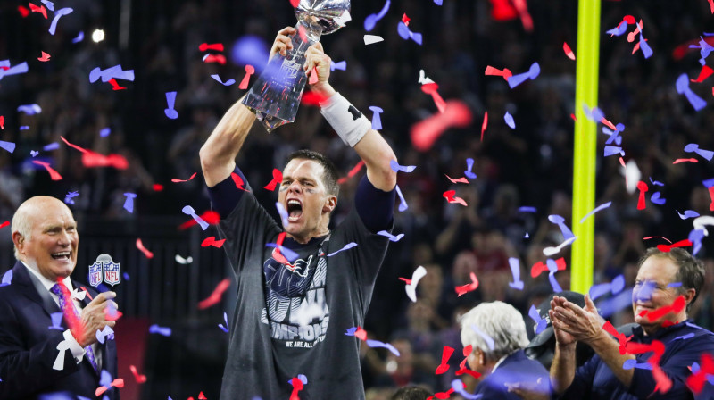 Toms Breidijs, saņemot Vinsa Lombardi vārdā nosaukto "Super Bowl" trofeju
Foto: Sipa USA/Scanpix