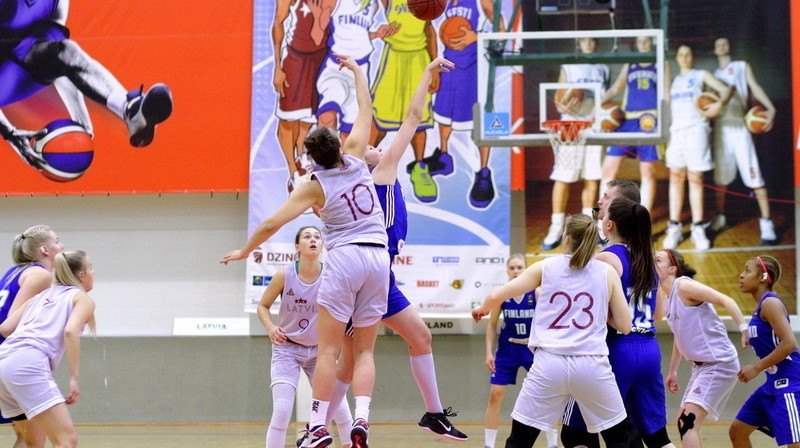 Aleksa Gulbe (centrā) Baltijas jūras kausa izcīņā Tallinā
Foto: Siim Semiskar, basket.ee