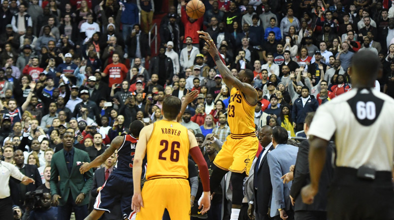 Lebrons Džeimss izdara pēdējo sekunžu metienu no stūra 
Foto: Sipa USA/Scanpix