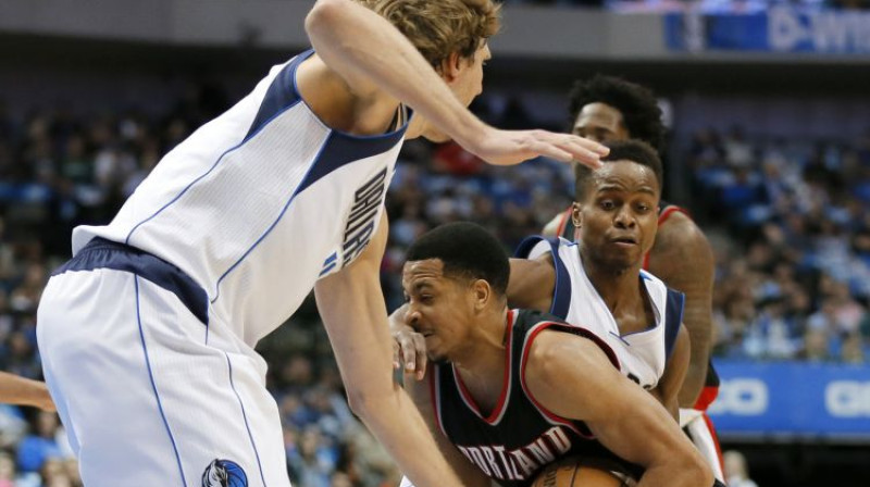 Dirks Novickis un Jogi Ferels cenšas apturēt Kristianu Makolumu
Foto: AP/Scanpix