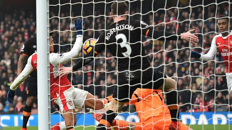 Aleksis Sančess mirkli pirms vārtu guvuma
Foto: AFP/Scanpix