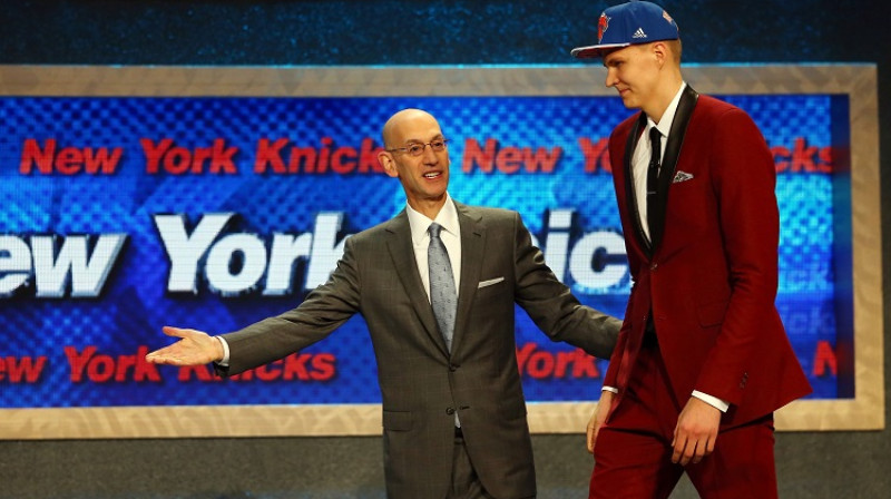 Kristaps Porziņģis un Adams Silvers 2015. gada 25. jūnijā "Barclays Center" arēnā Bruklinā
Foto: AFP/Scanpix
