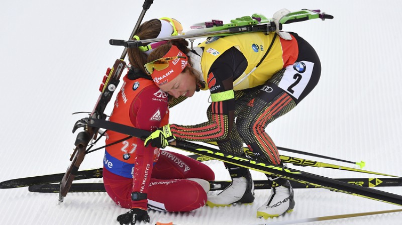 Laura Dālmeiera (pa labi) apsveic Darju Domračevu
Foto: AP/Scanpix