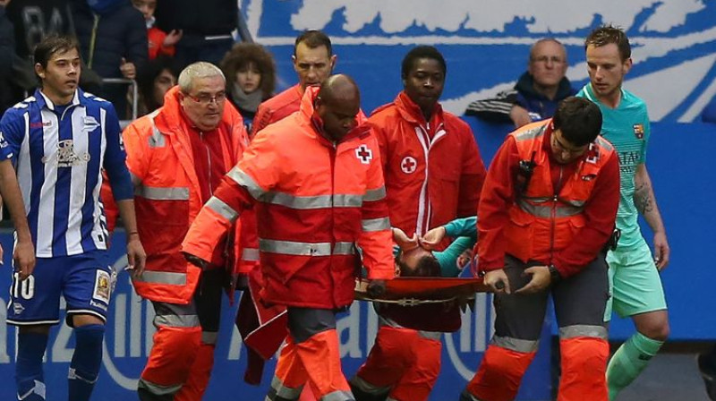 Aleišs Vidals tiek nonests no laukuma
Foto: AFP/Scanpix