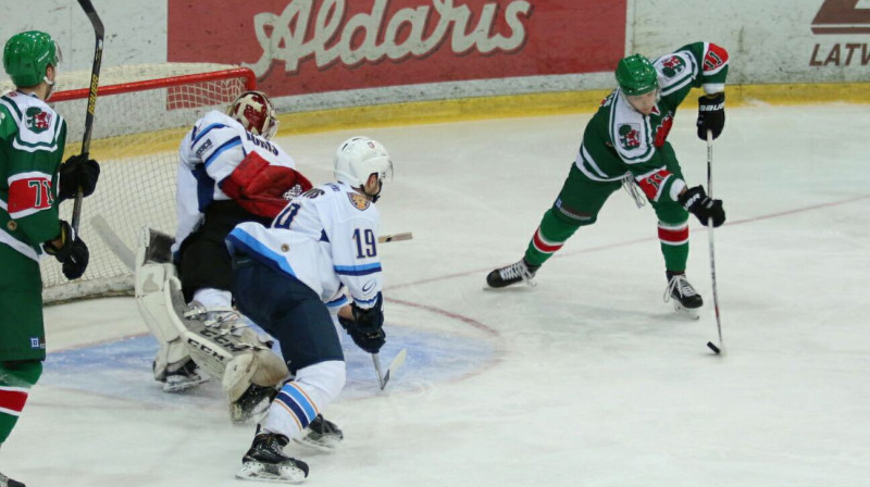 Uzvaras vārtu autors Māris Miezis (pa labi)
Foto: twitter.com/hkliepaja