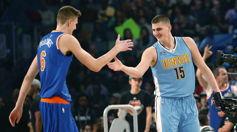 Kristaps Porziņģis un Nikola Jokičs 2017. gada 18. februārī Ņūorleānā
Foto: AP/Scanpix