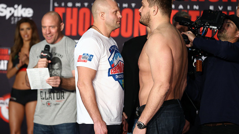 Fjodors Jemeļjaņenko (no kreisās) un Mets Mitrions svēršanās procedūras laikā
Foto: sherdog.com
