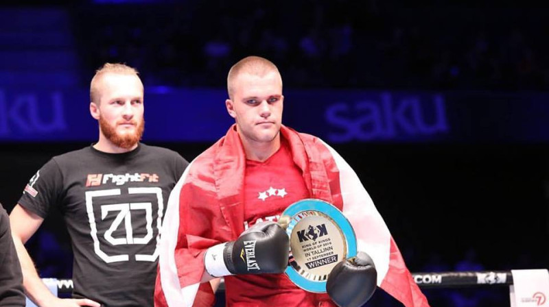 Raimonds Aukštikalnis (no labās) kopā ar savu kluba biedru Vjačeslavu Tēviņu
Foto: kokfights.com